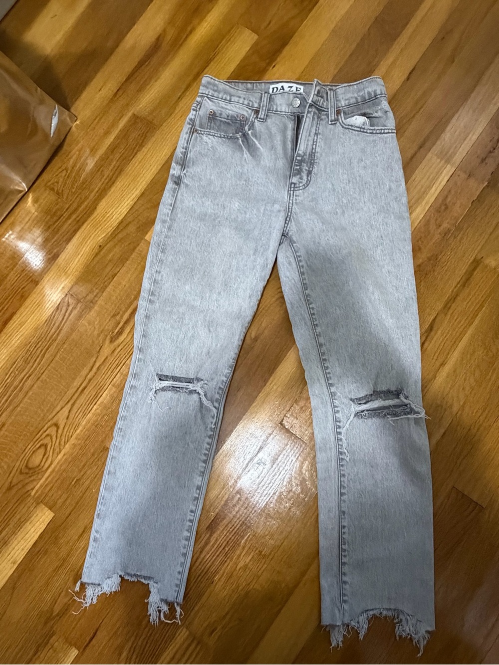 DAZE Women’s Light Gray Distressed Cropped Straight Jeans